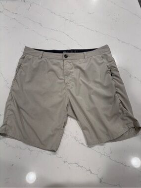 Vuori Aim Shorts Mens 34 Beige Chino Performance Stretch Outdoor Golf V368